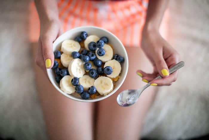 Schüssel mit gesundem Frühstück.