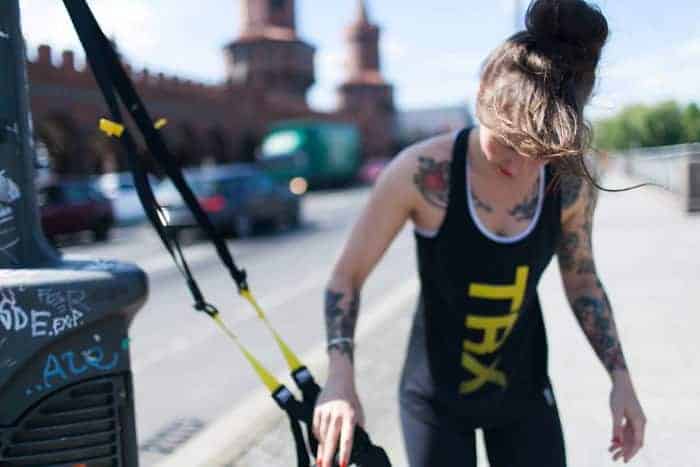 Trainerin Mia mit dem TRX Schlingentrainer
