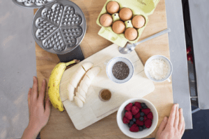 Bananen und Eier, dazu ein paar Chiasamen und Proteinpulver - fertig!