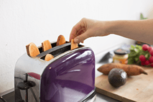 Einfach die Süßkartoffelscheiben in den Toaster stecken.