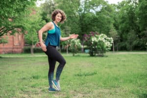 Junge Frau auf einer Raststätte macht Übung Walking
