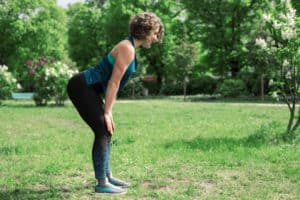 Junge Frau auf einer Raststätte macht Übung Kuh