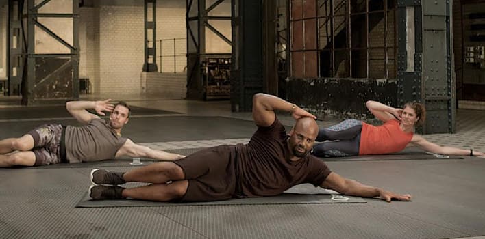 Lisa im GYMONDO Workout "VIP Abs" mit Trainer Steven Wilson