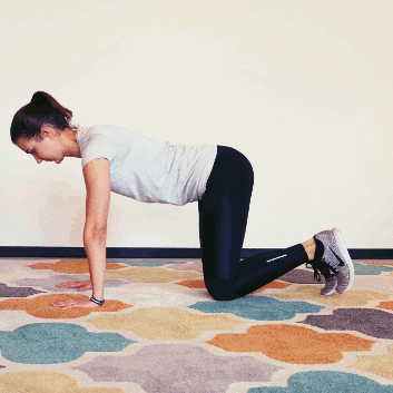 Beinheber Po Übung im Wohnzimmer