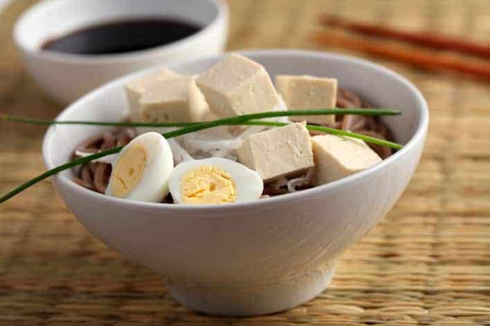Eier und Tofu sind zwei hochwertige vegetarische Eiweißquellen