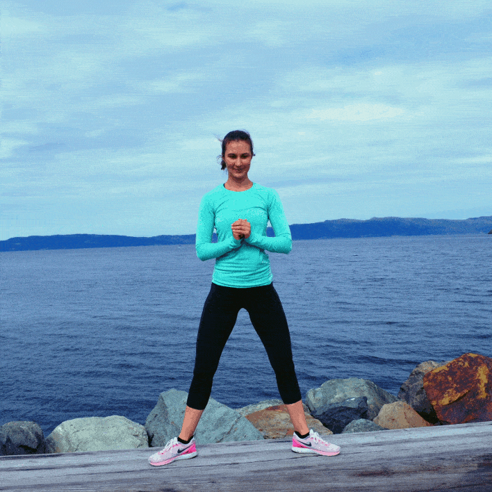 Der Sumo Squat trainiert vor allem die Innenseiten deiner Oberschenkel