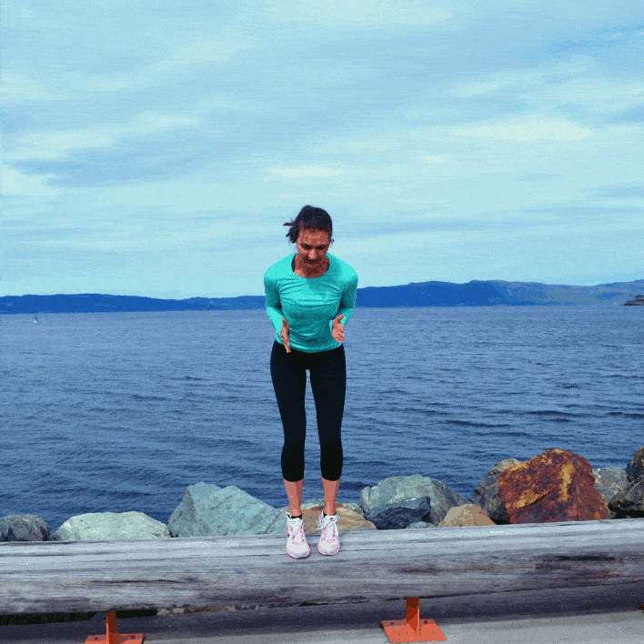 Julia macht den Lateral Run: Mit kleinen Schritten trainiert sie ihre Ausdauer.