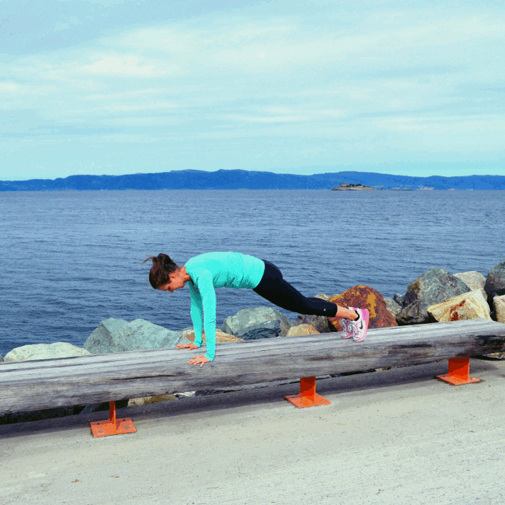 Julia führt die Mountain Climber Übung aus