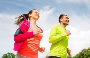 Mann und Frau joggen zusammen