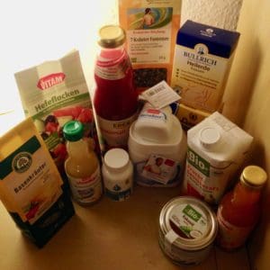 Verschiedene Produkte zum Heilfasten stehen auf dem Küchentisch