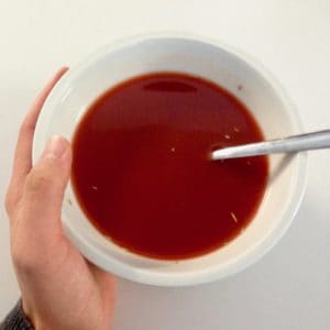 Gemüsesuppe in weißer Schale