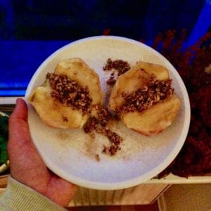 Bratapfel auf Teller