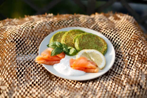 Herzhafte Erbsen Pancakes mit Lachs