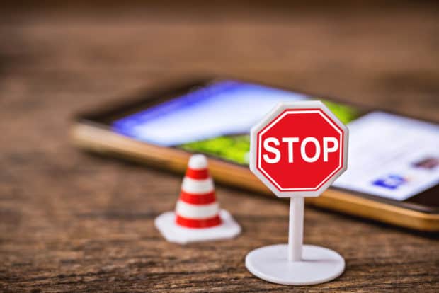 Handy auf Tisch mit Stop Schild davor