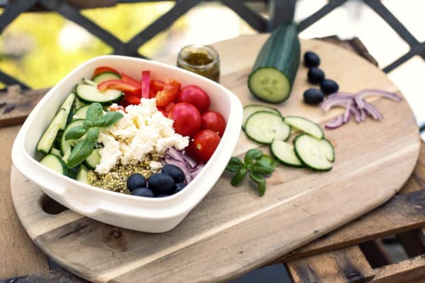 Leckerer Quinoa Salat im griechischen Stil