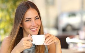 Lächelnde Frau mit Teetasse