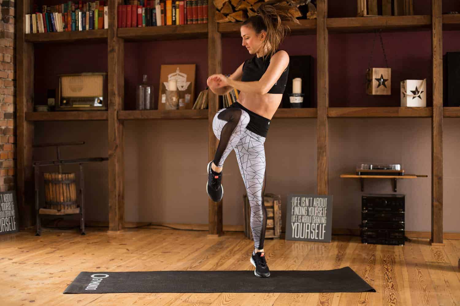 Junge frau macht powerknees links