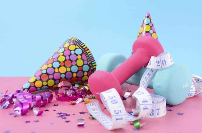 Gute Vorsätze: Partyhut, Konfetti und Hanteln