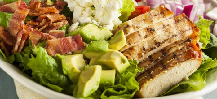 Teller mit No Carb Lebensmitteln für die ketogene Diät