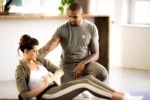 Dominic und Sarah Harrison machen Russian Twists im GET IN SHAPE by Team Harrison Programm