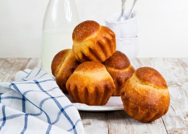 5 Dinkel-Brioches aufeinander gestapelt