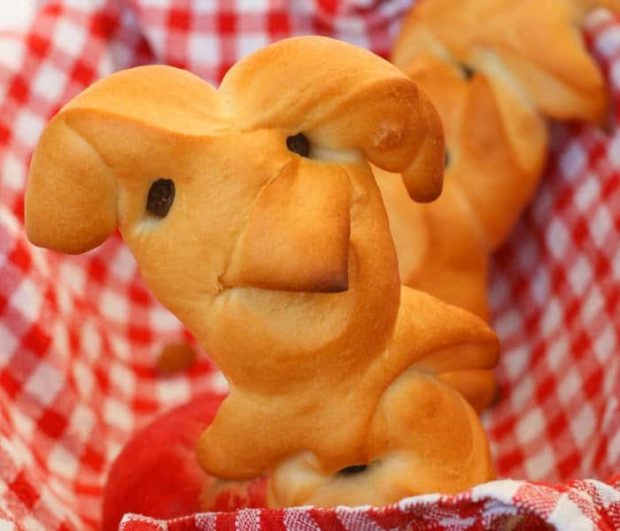 Osterhasen-Hefezöpfe mit Rosinen