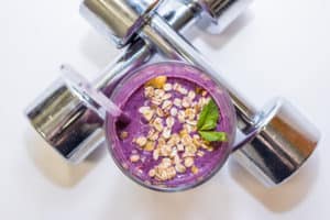 Kurzhanteln und ein veganer Shake