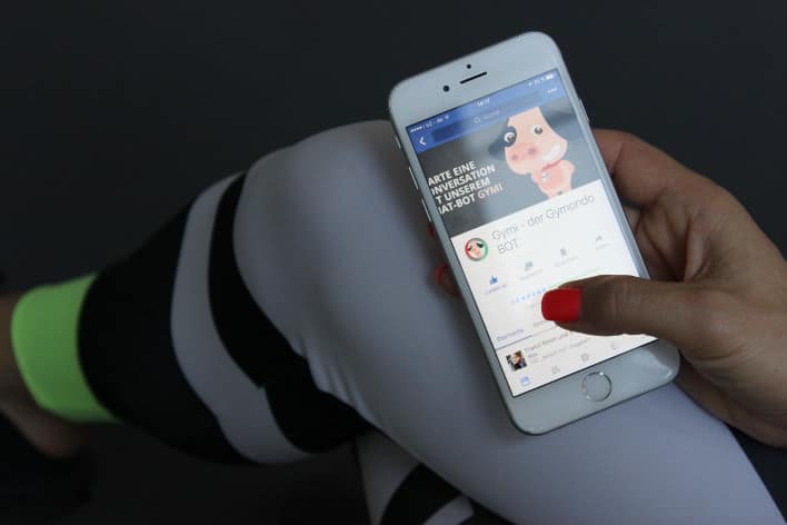 Der Fitness Chatbot Gymi kann einfach über das Smartphone mit Facebook Messenger genutzt werden.