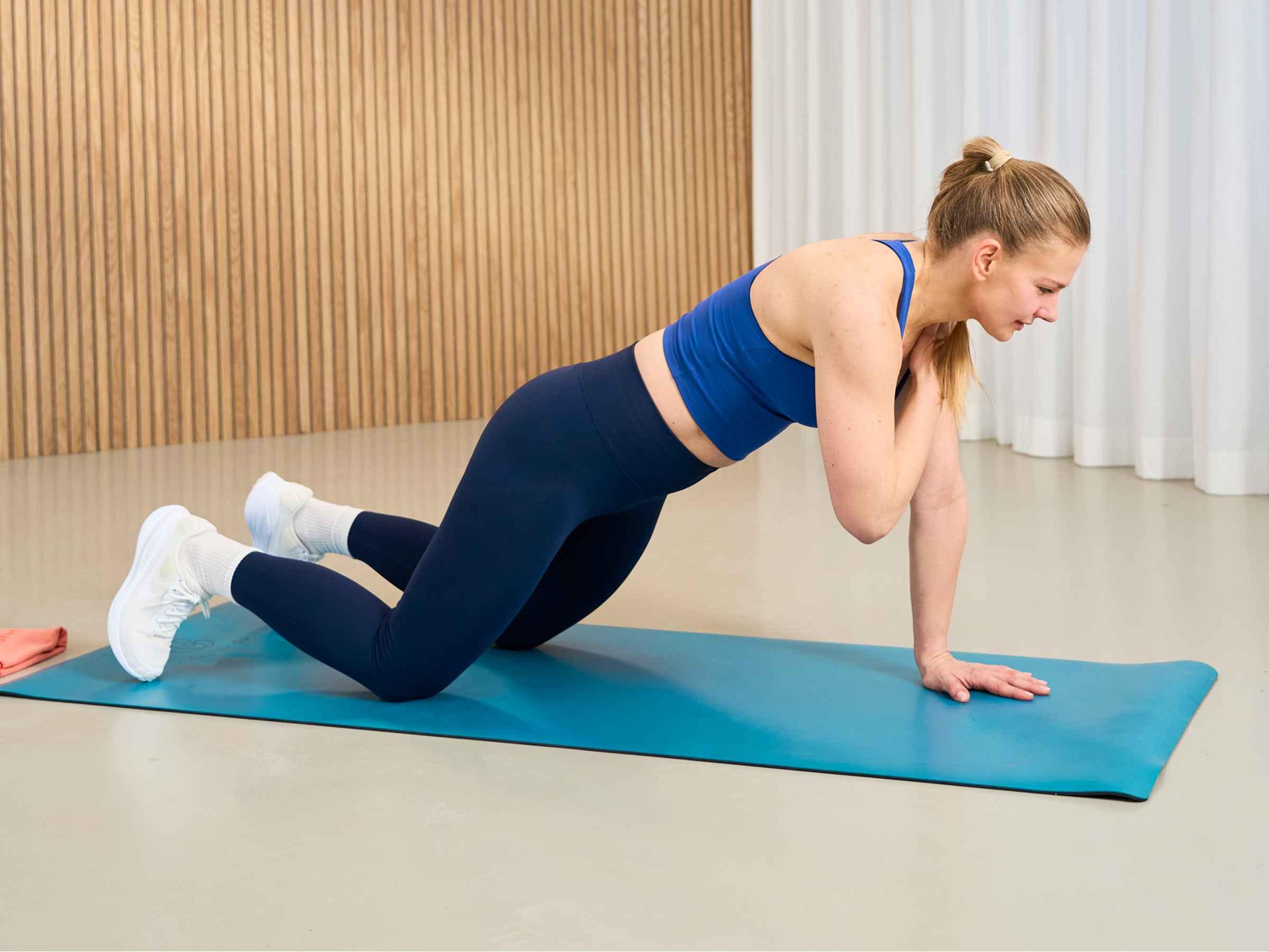 fitness zu hause 5 übungen für ein effektives ganzkörper workout ganzkörper workout home workout bodyweight übungen übungen hause ganzen körper körper 5 übungen fitnessübungen muskeln workout ganzkörpertraining eigenen körpergewicht training fitnessstudio warm up ganzkörperübungen bodyweight training leicht nach außen geräte krafttraining muskelgruppen gelenke körpergewicht sit ups alltag brust stand equipment gettyimages technik kreislauf schritt fast den boden belastung plank position squats wiederholungen allem workouts knie rücken grundübungen bein einstieg beinheben ausführung schultern artikel links basis inhalt fitnesslevel oberschenkel kniebeugen problem bodyweight übung 1 liegestütze po linie bauch trainingsplan vorteile oberkörper stuhl boden bewegung verletzungen routine kraft pause ober füße tipps sätze wänden daten unterarmstütz position