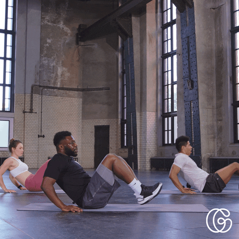 Knee Tucks: Core-Übung im Sitzen