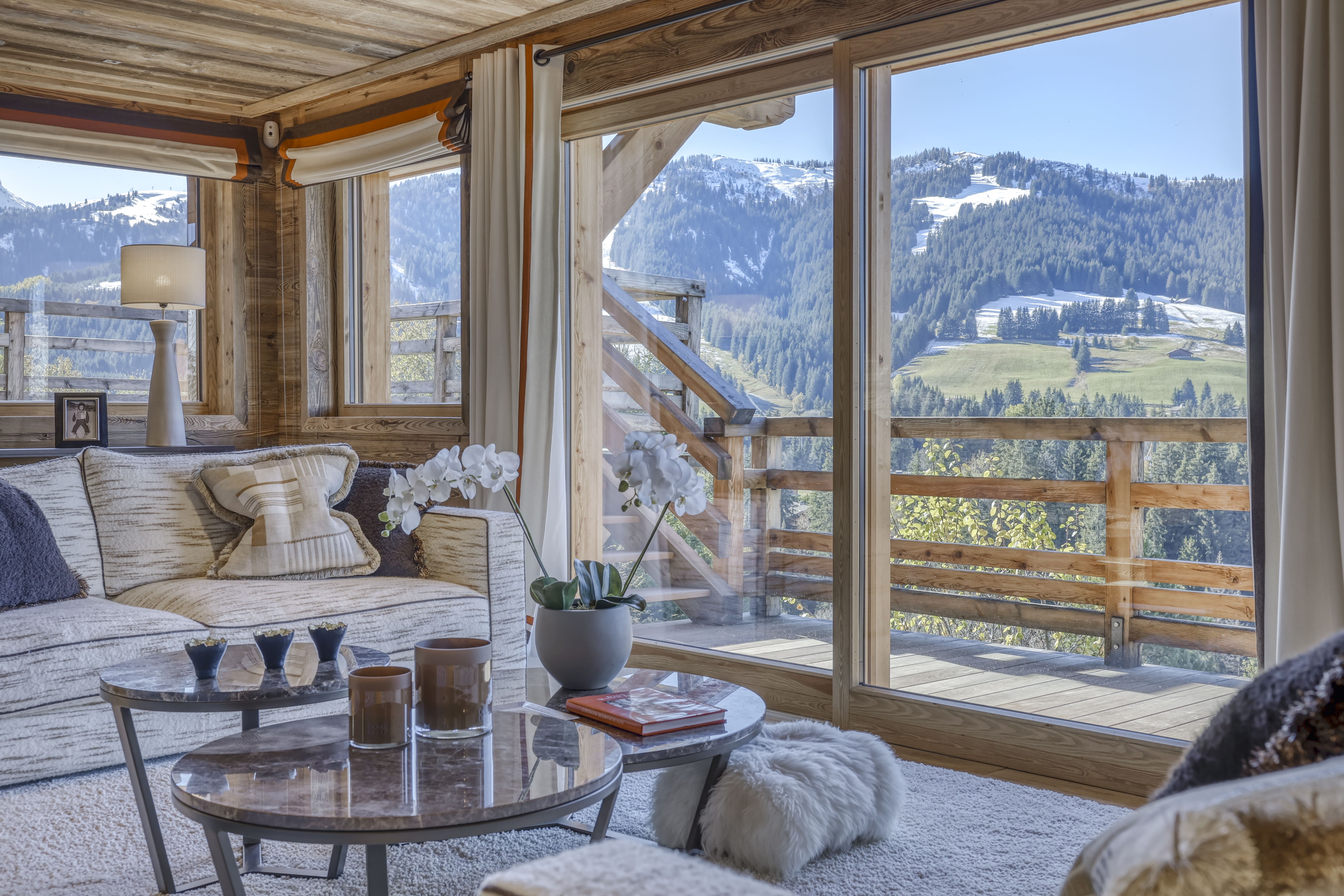 Salon et vue depuis le Chalet des vents à Megève