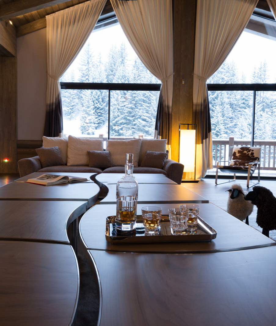 Table basse chaleureuse dans le chalet La Bergerie