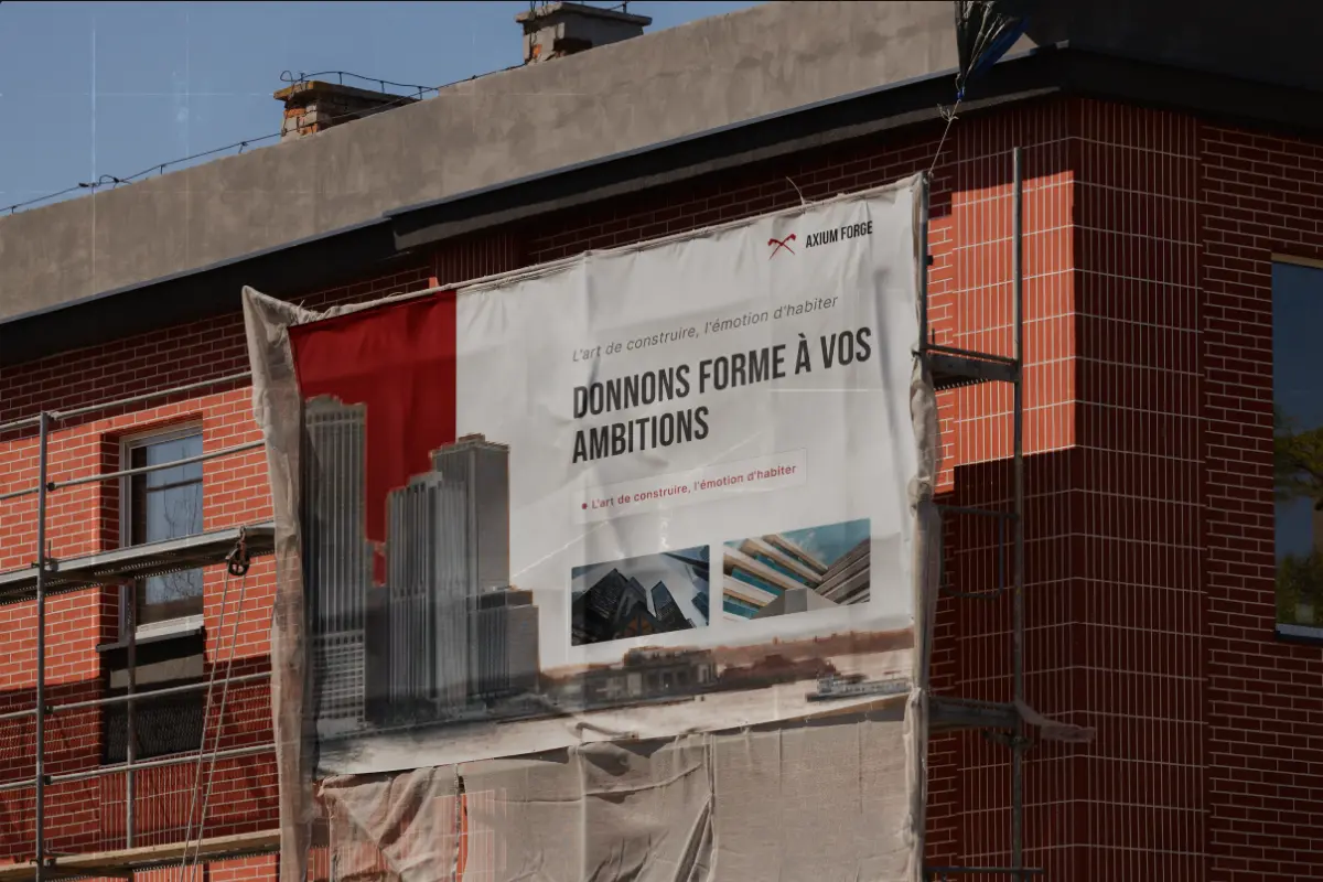 Panneau d'affichage extérieur et signalétique industrielle d'une marque B2B premium.