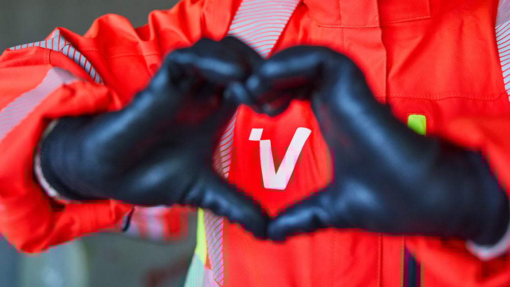 Hjertetegn over logo. Foto. 