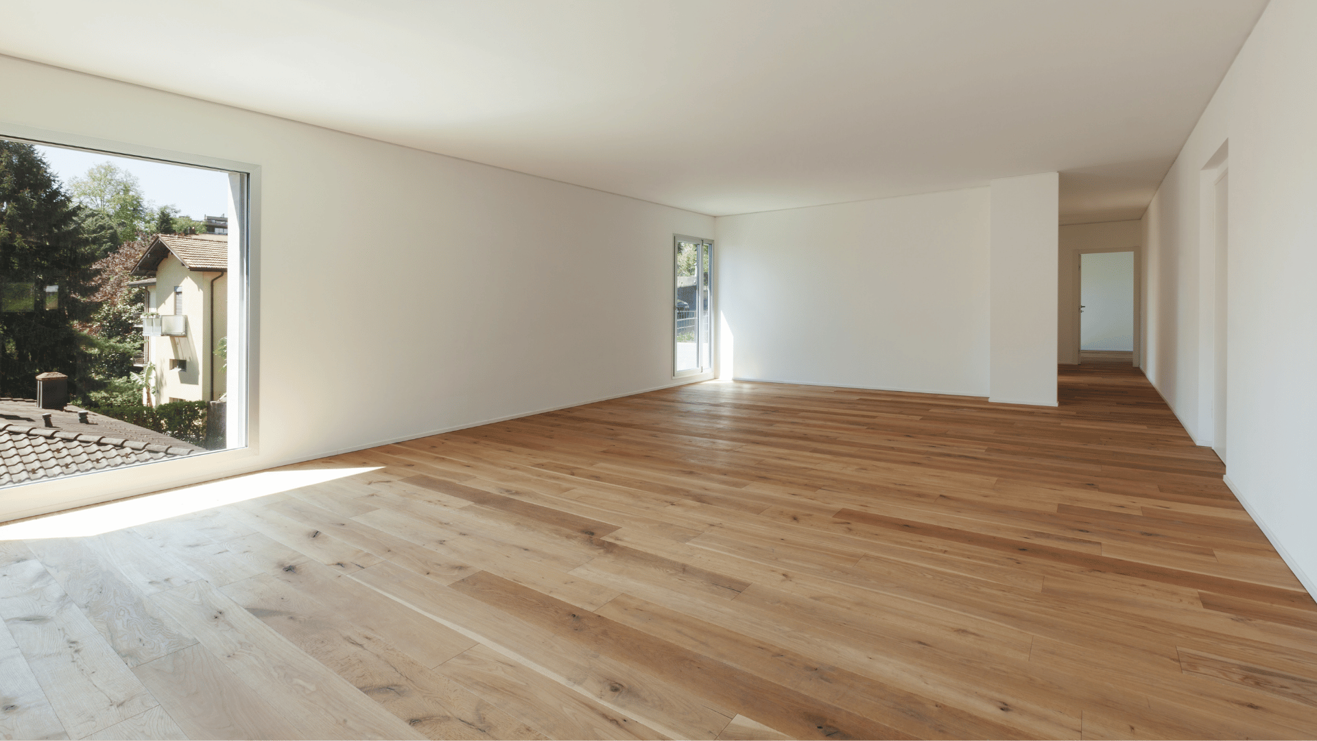 Frisch verlegter Hausdielenboden in einem modernen Wohnraum