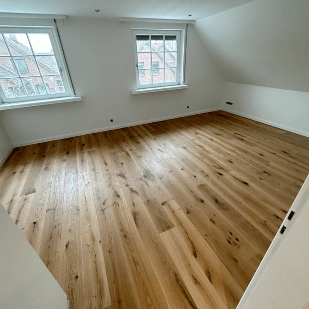 Fertig verlegter Dielenboden in hellem Wohnraum in Hamburg