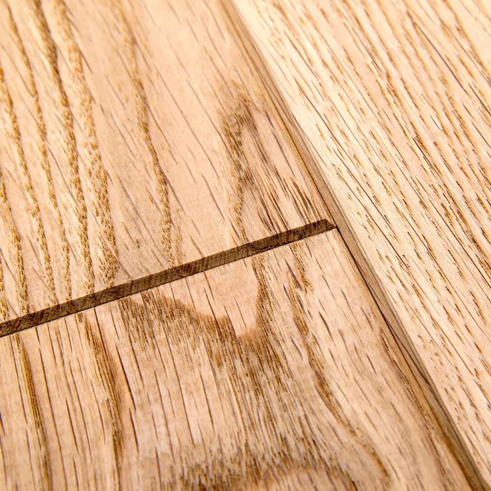 Detailaufnahme hochwertiger Holzdielen mit natürlicher Holzmaserung