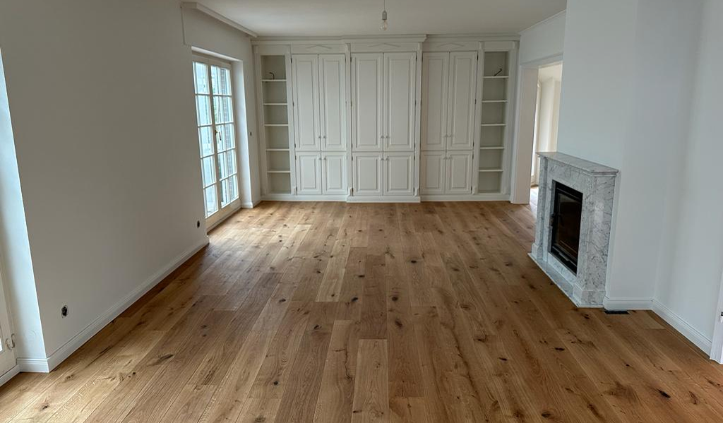 Fertig verlegter Parkettboden in modernem Wohnraum in Hamburg