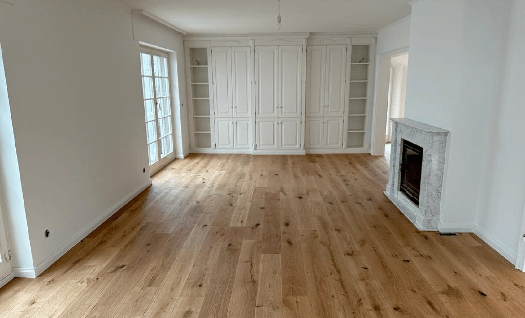 Neu verlegter Parkettboden im hellen Wohnzimmer in Hamburg