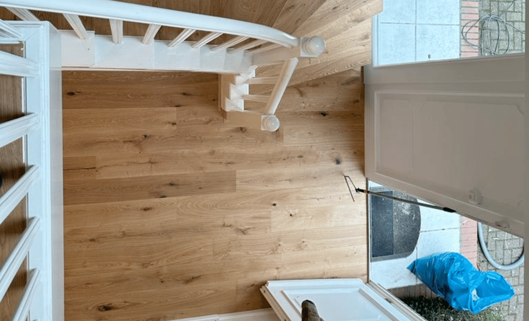 Renovierte Holztreppe mit Parkettstufen in hellem Wohnhaus