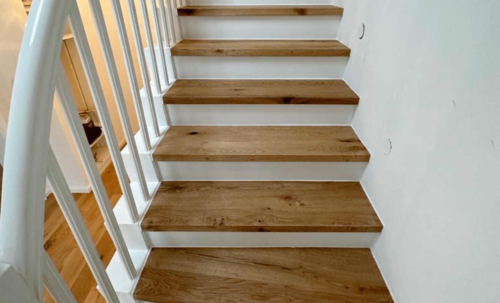 Aufbereitete Holztreppe mit neuen Parkettstufen im Wohnhaus