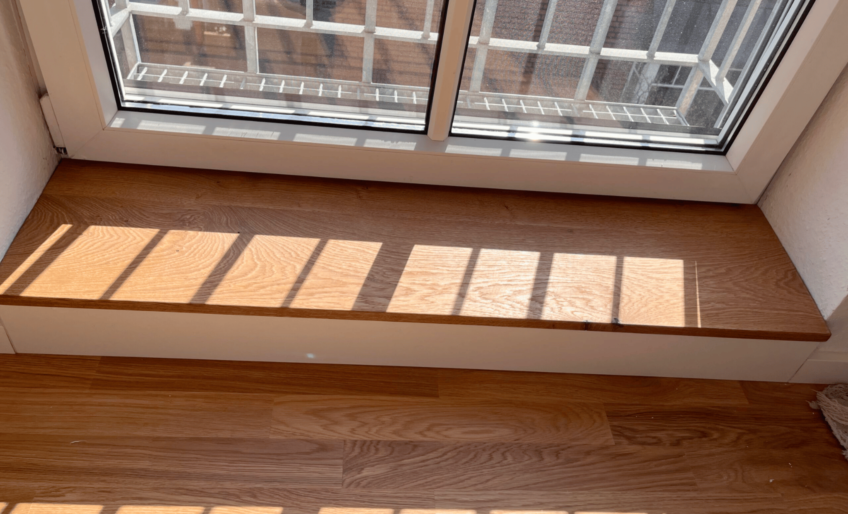 Fachgerecht bearbeiteter Parkettboden am Fensterbereich in Hamburg