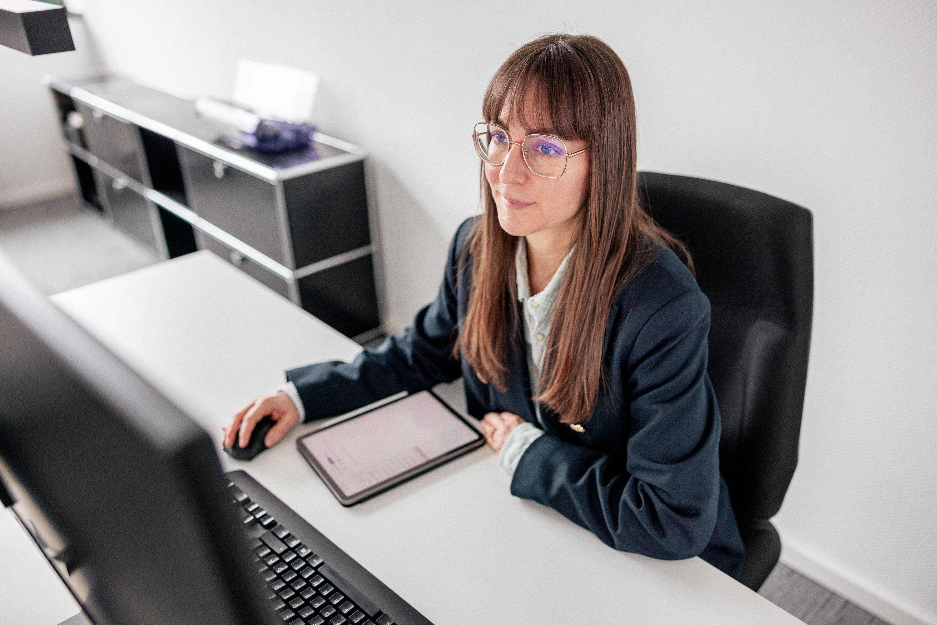 Frau arbeitet am Computer