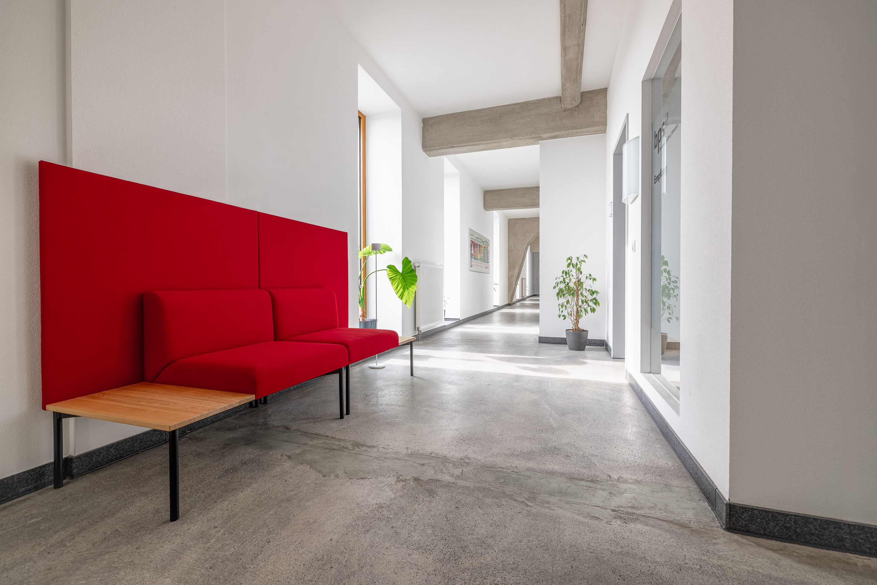Flur mit roter Sitzbank