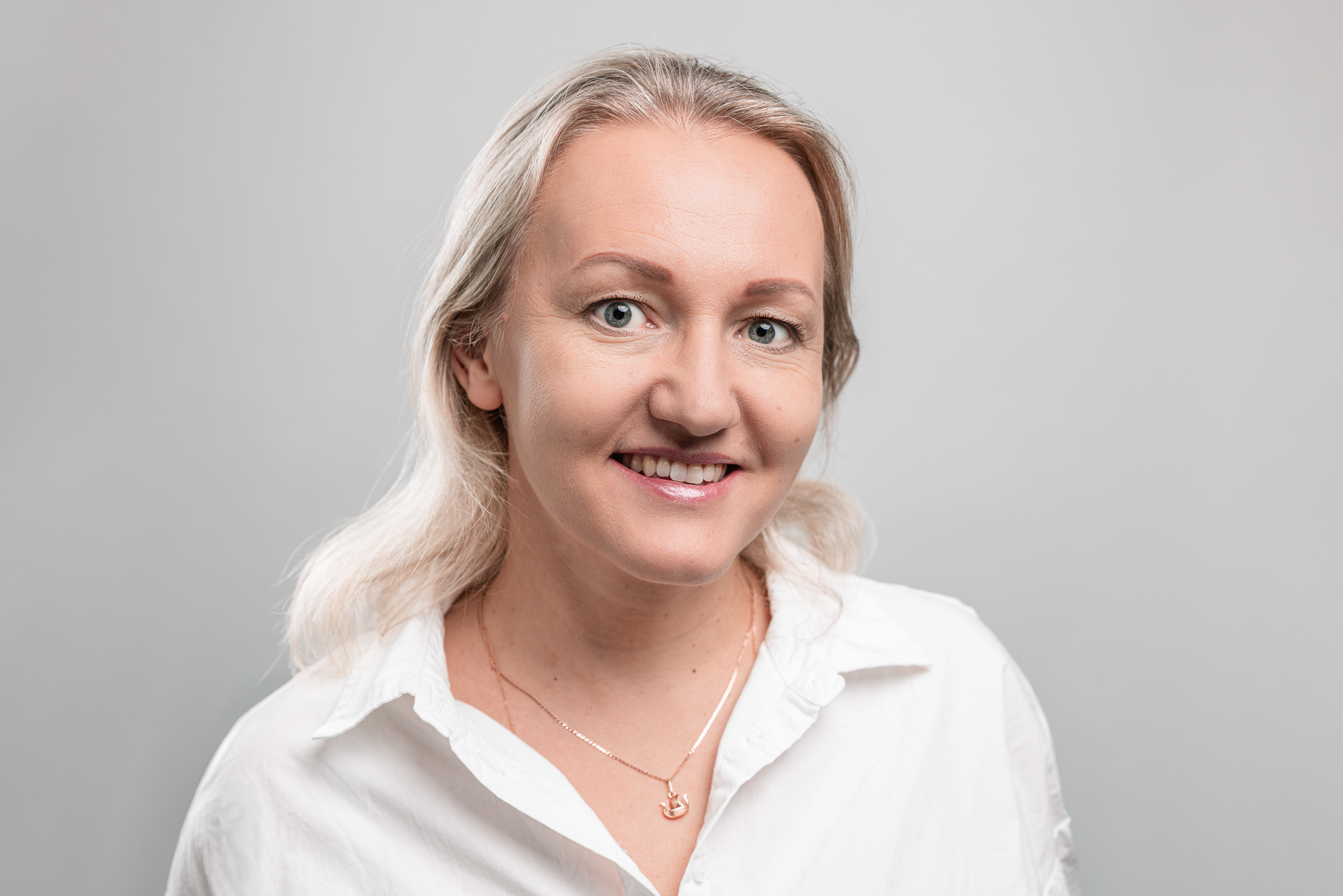 Portrait Frau in weißer Bluse