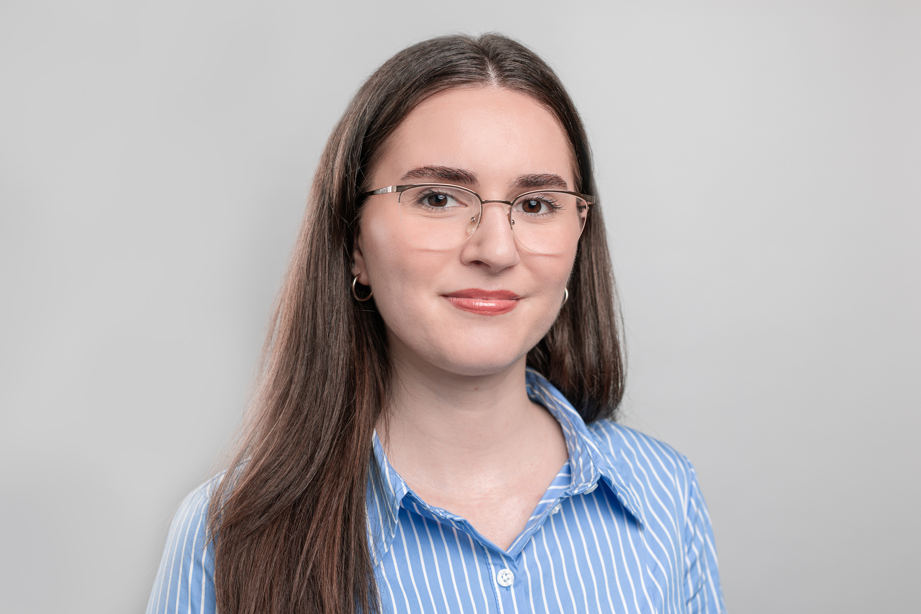 Portrait junge Frau mit Brille