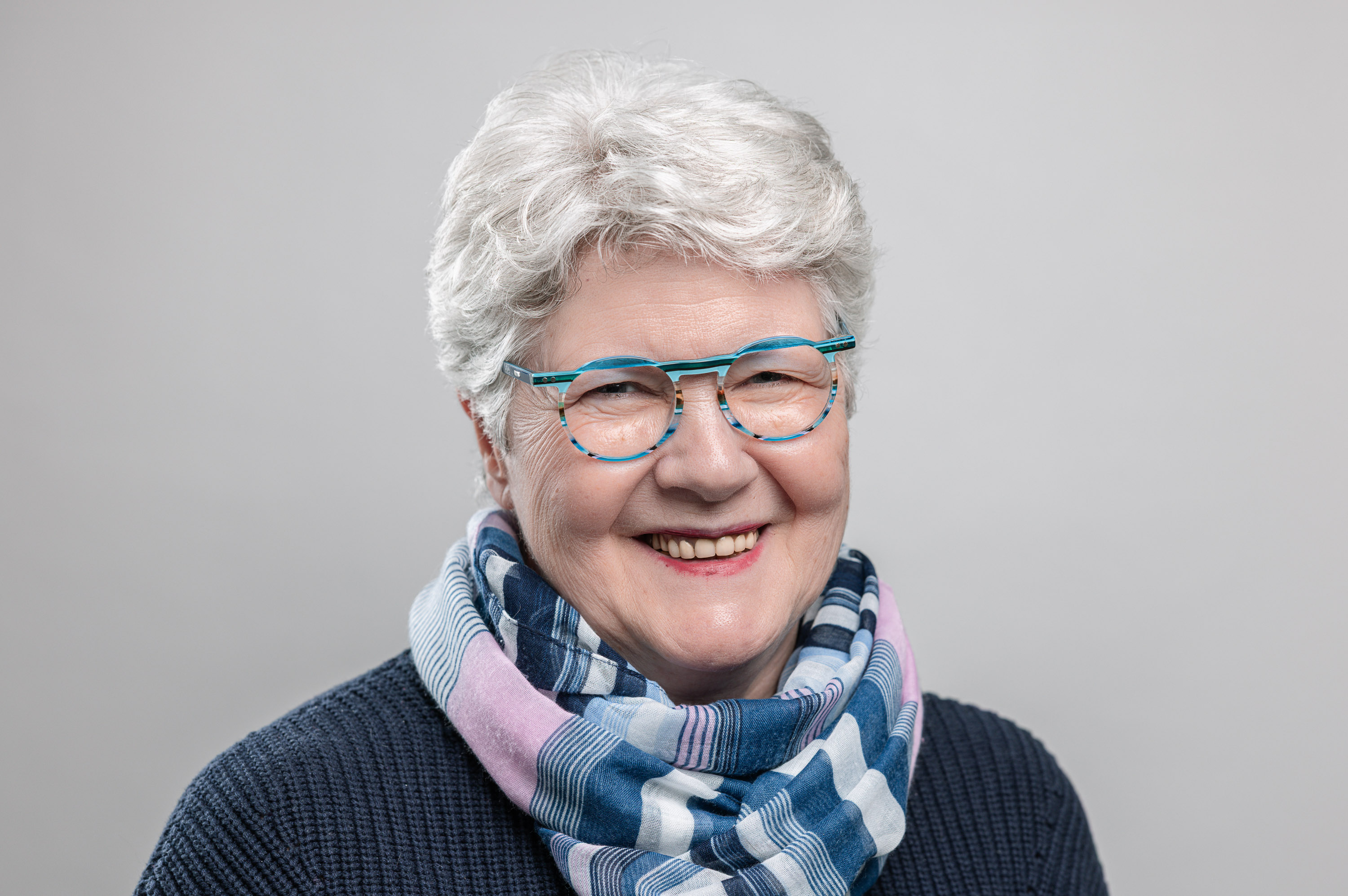 Portrait ältere Frau mit Schal