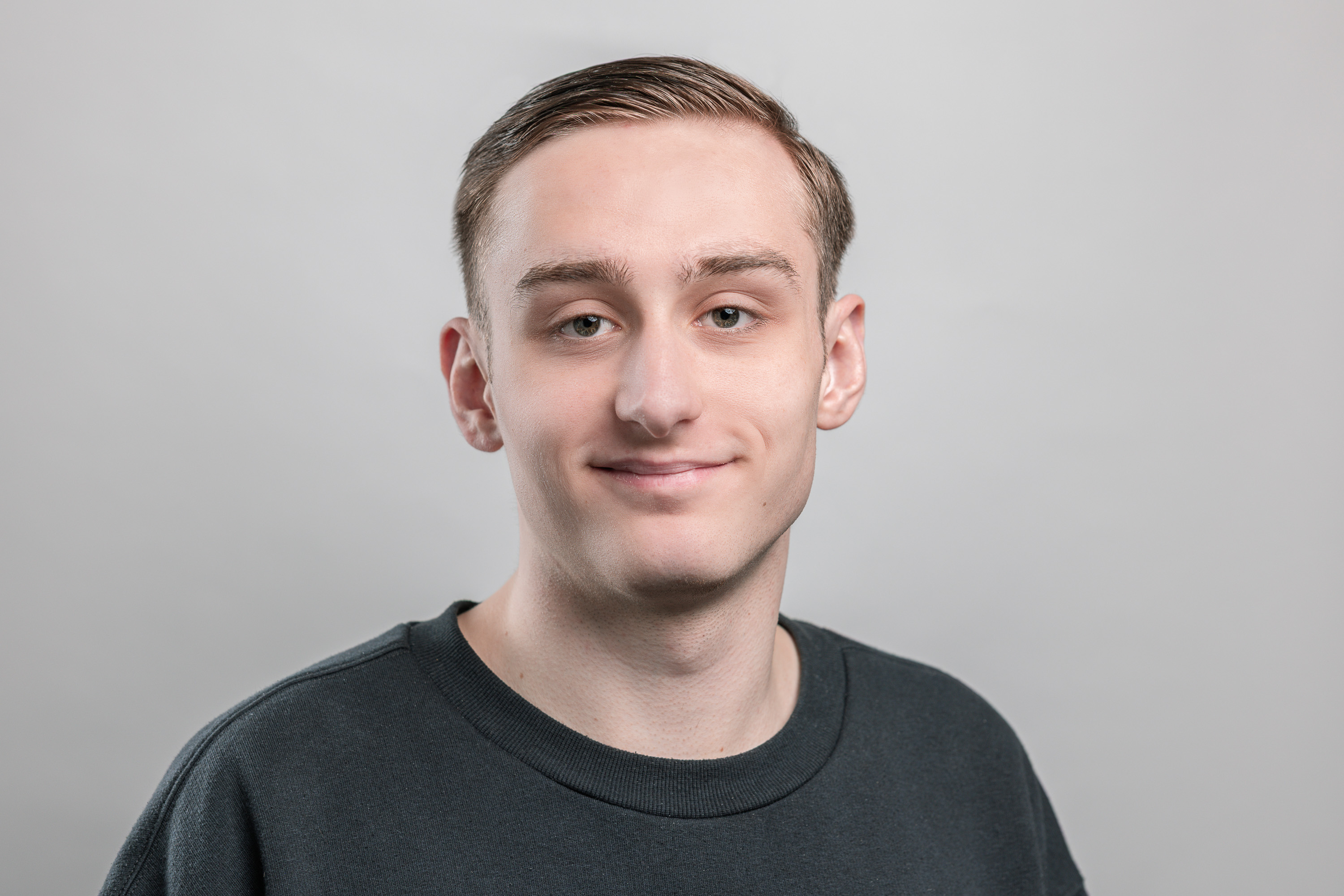 Portrait Mann vor neutralem Hintergrund