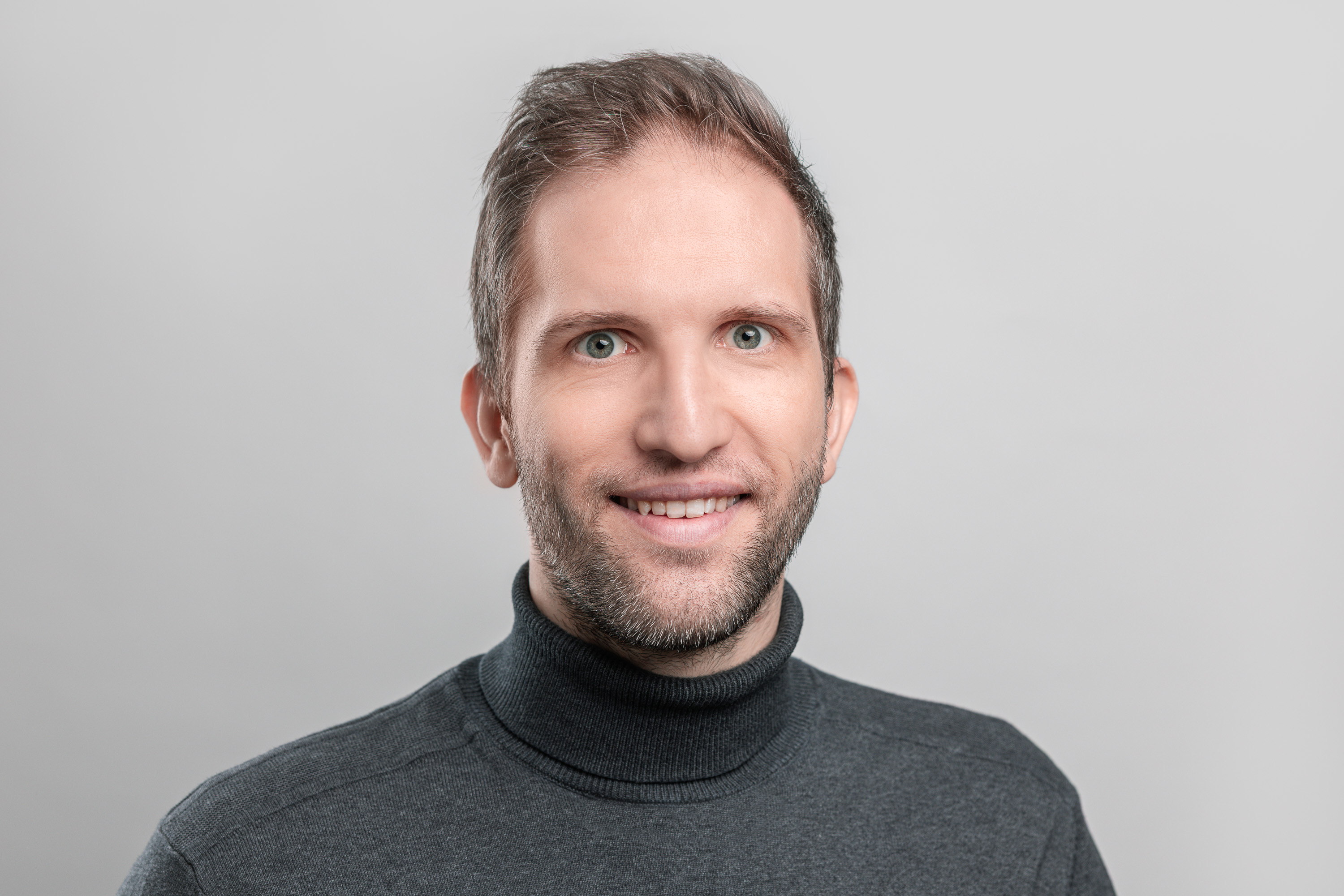 Portrait Mann mit Rollkragenpullover