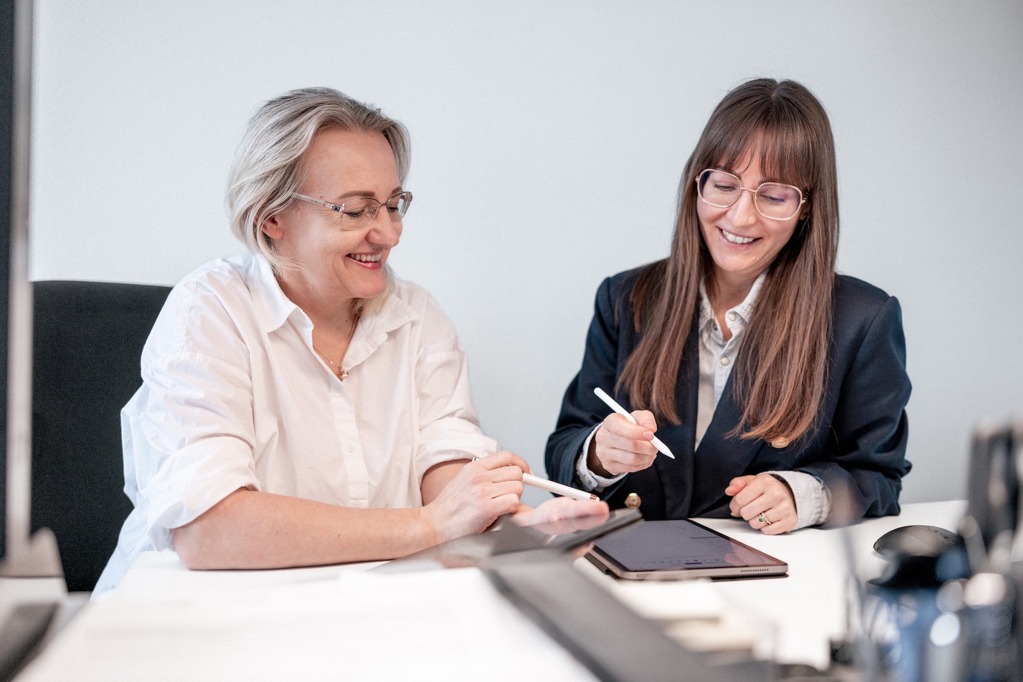 zwei Frauen im Gespräch am Tisch